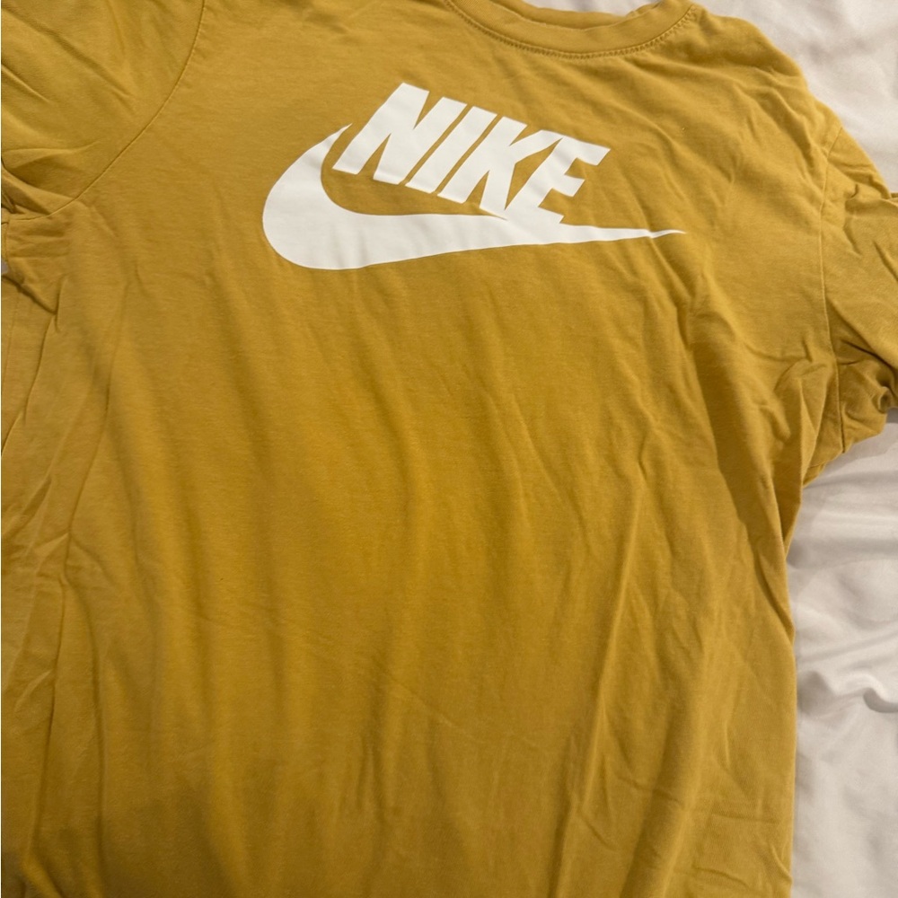 Nike Men's Yellow Short Sleeve Tee